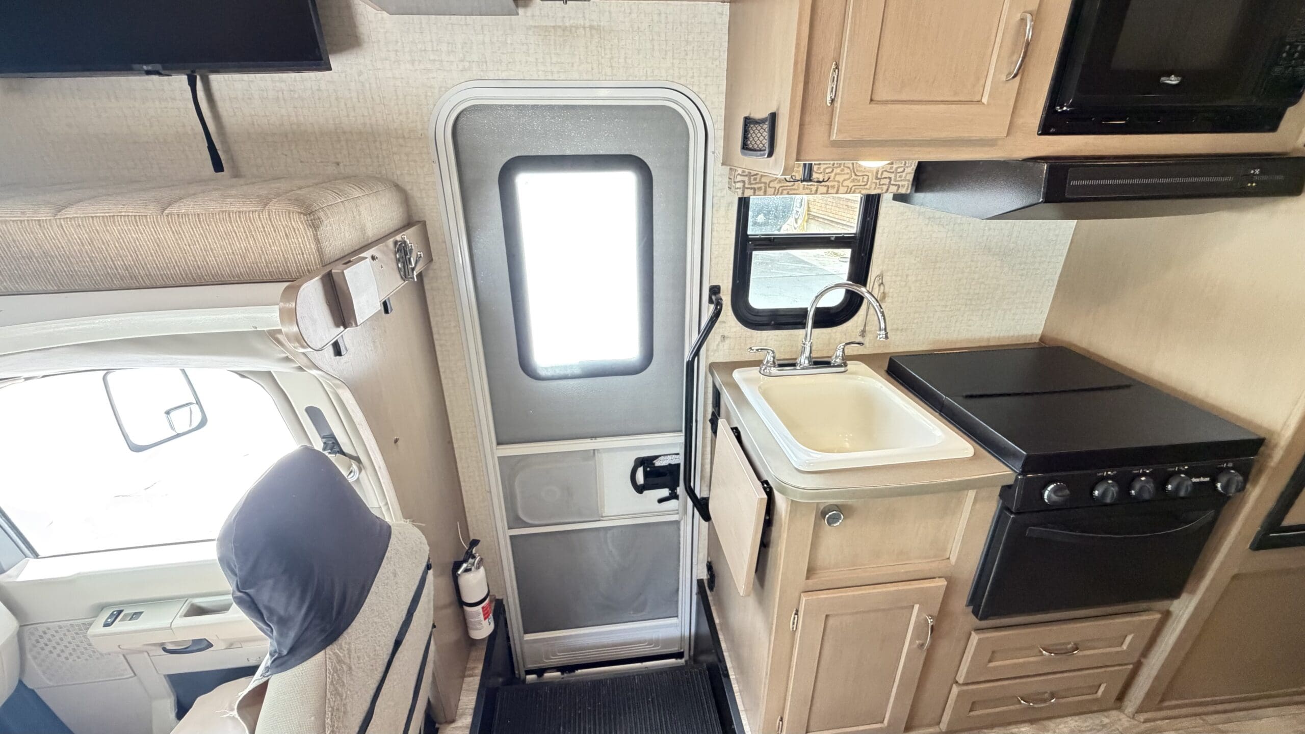 2017 Winnebago Spirit 22R Class C motorhome - Image 18