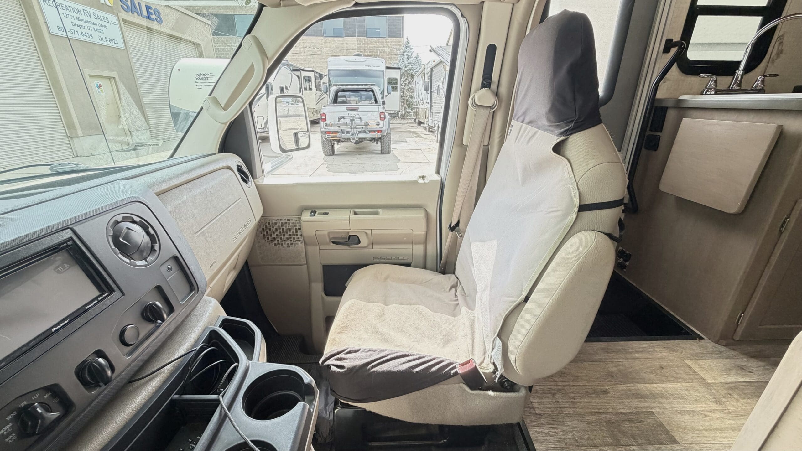2017 Winnebago Spirit 22R Class C motorhome - Image 22