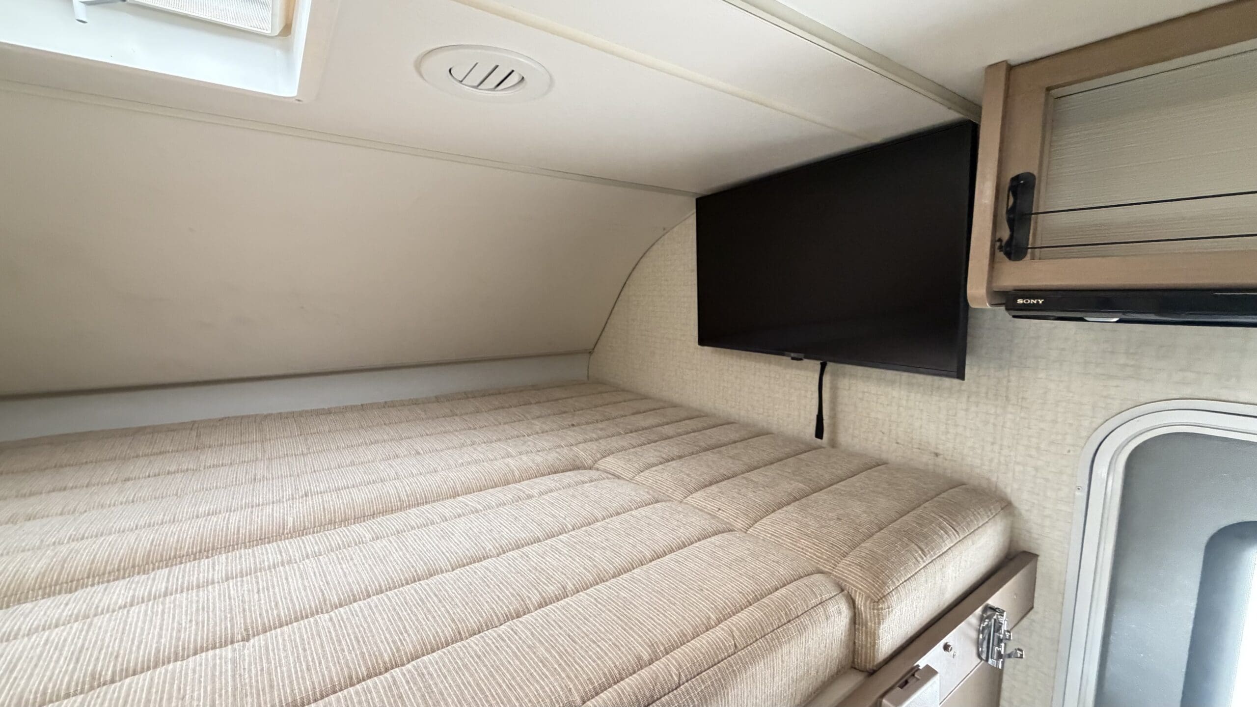 2017 Winnebago Spirit 22R Class C motorhome - Image 24