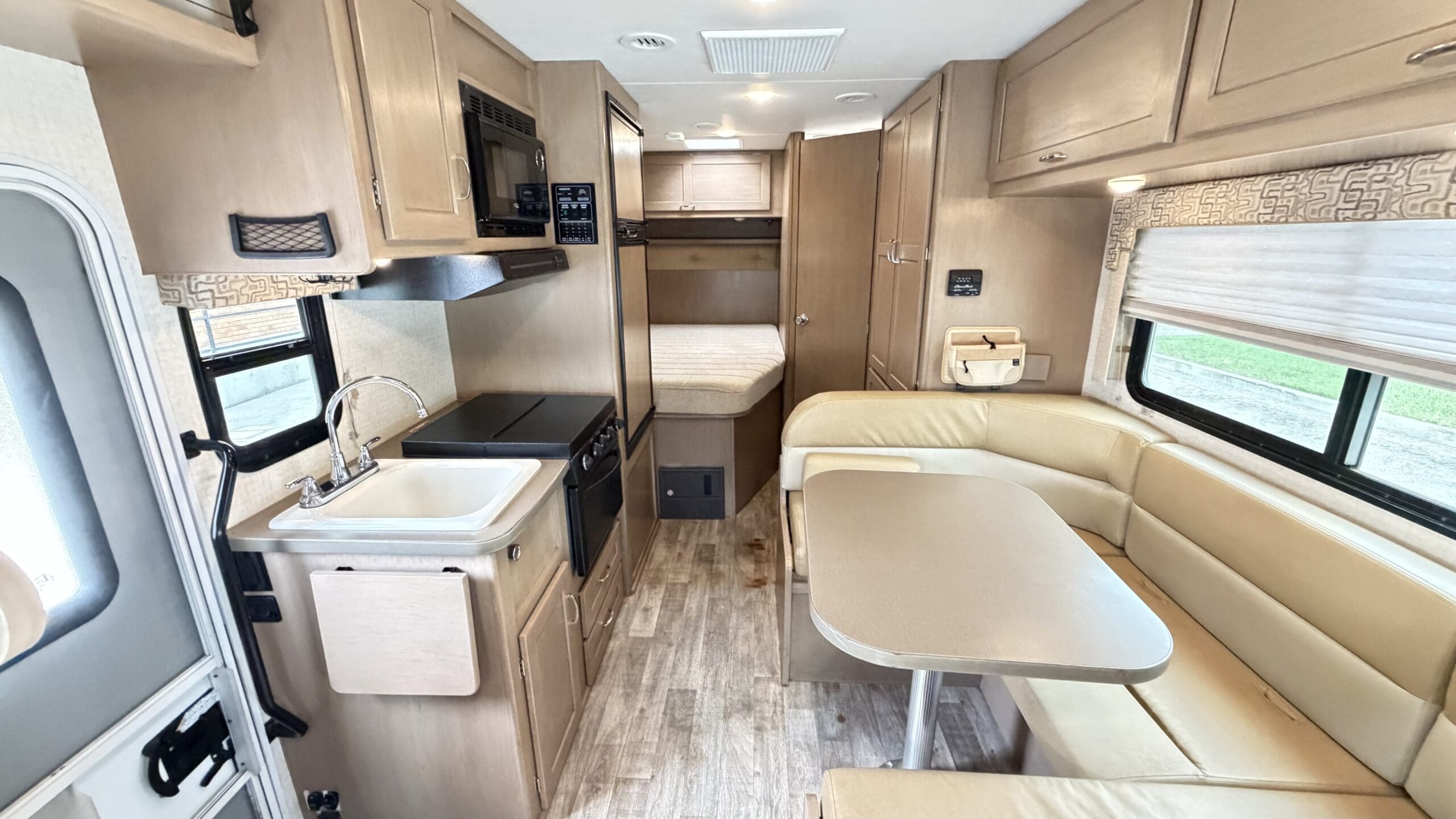 2017 Winnebago Spirit 22R Class C motorhome - Image 25