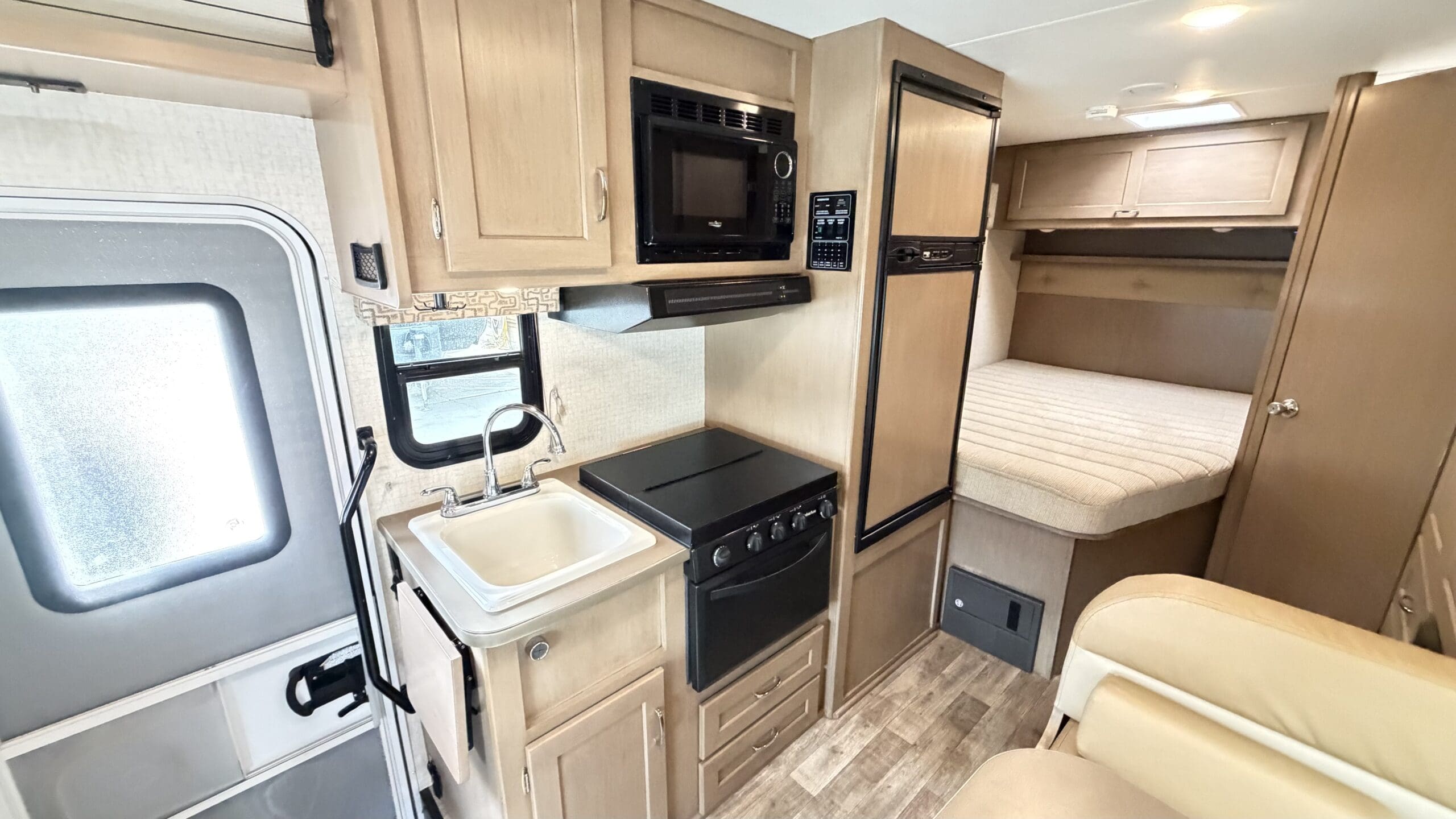 2017 Winnebago Spirit 22R Class C motorhome - Image 26