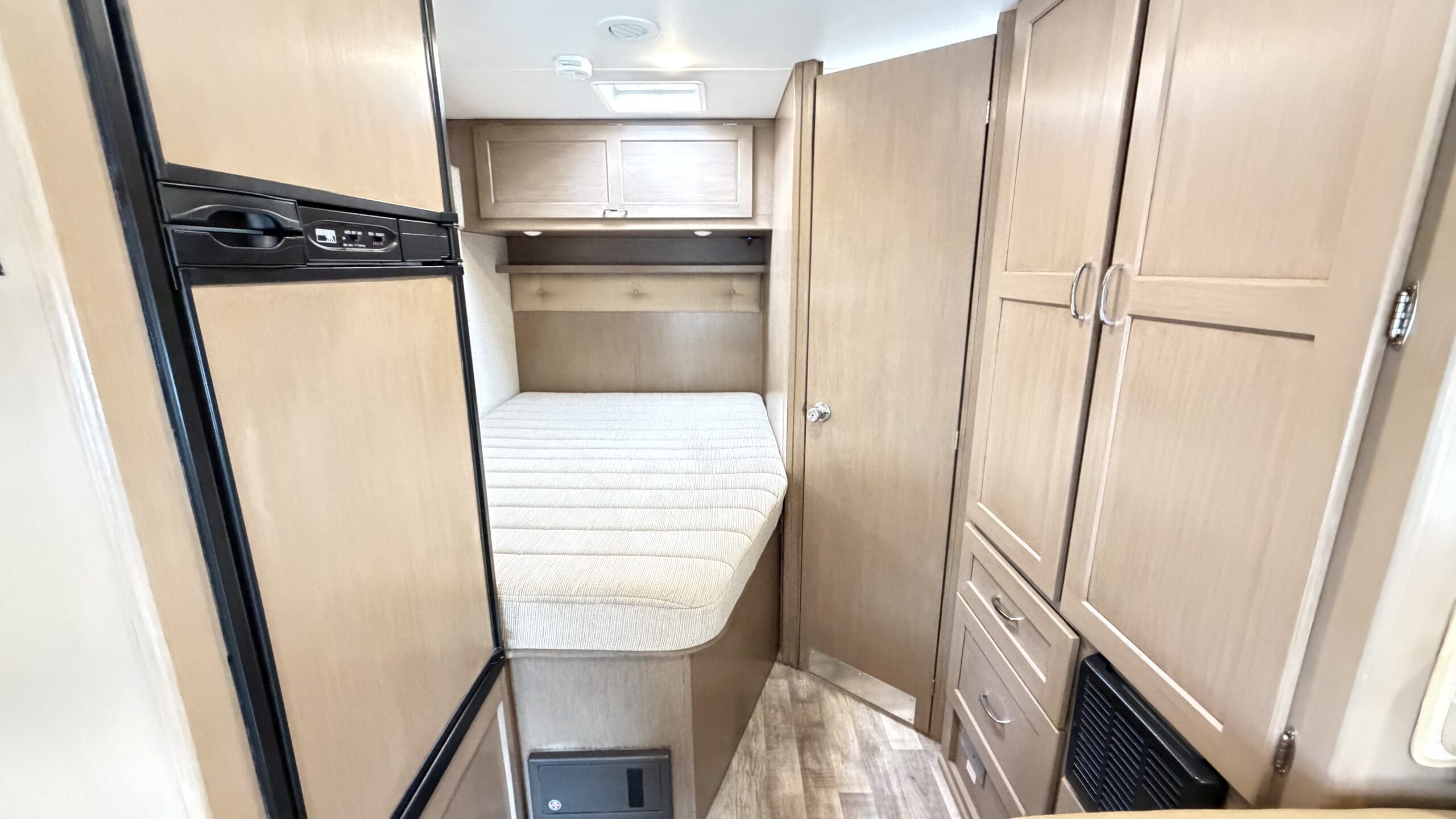 2017 Winnebago Spirit 22R Class C motorhome - Image 32
