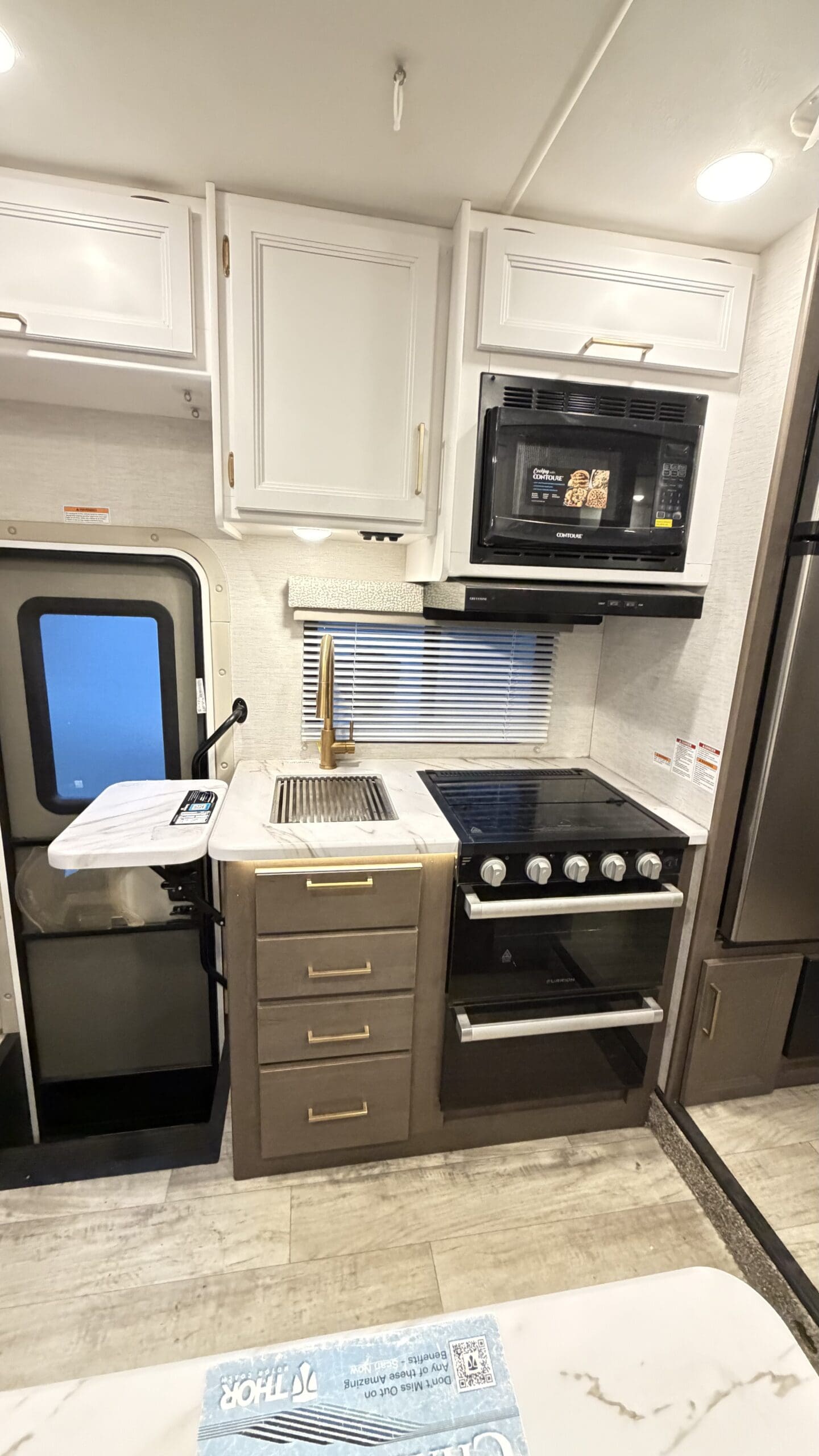 2025 Thor Chateau 22E Class C motorhome - Image 27