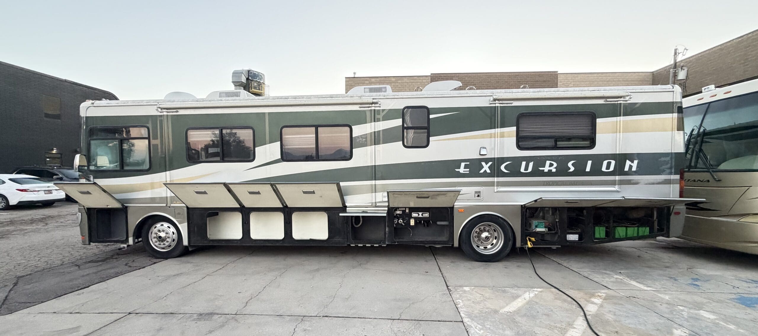 2003 Fleetwood Excursion 39L Pusher with 4 Slides - Image 4