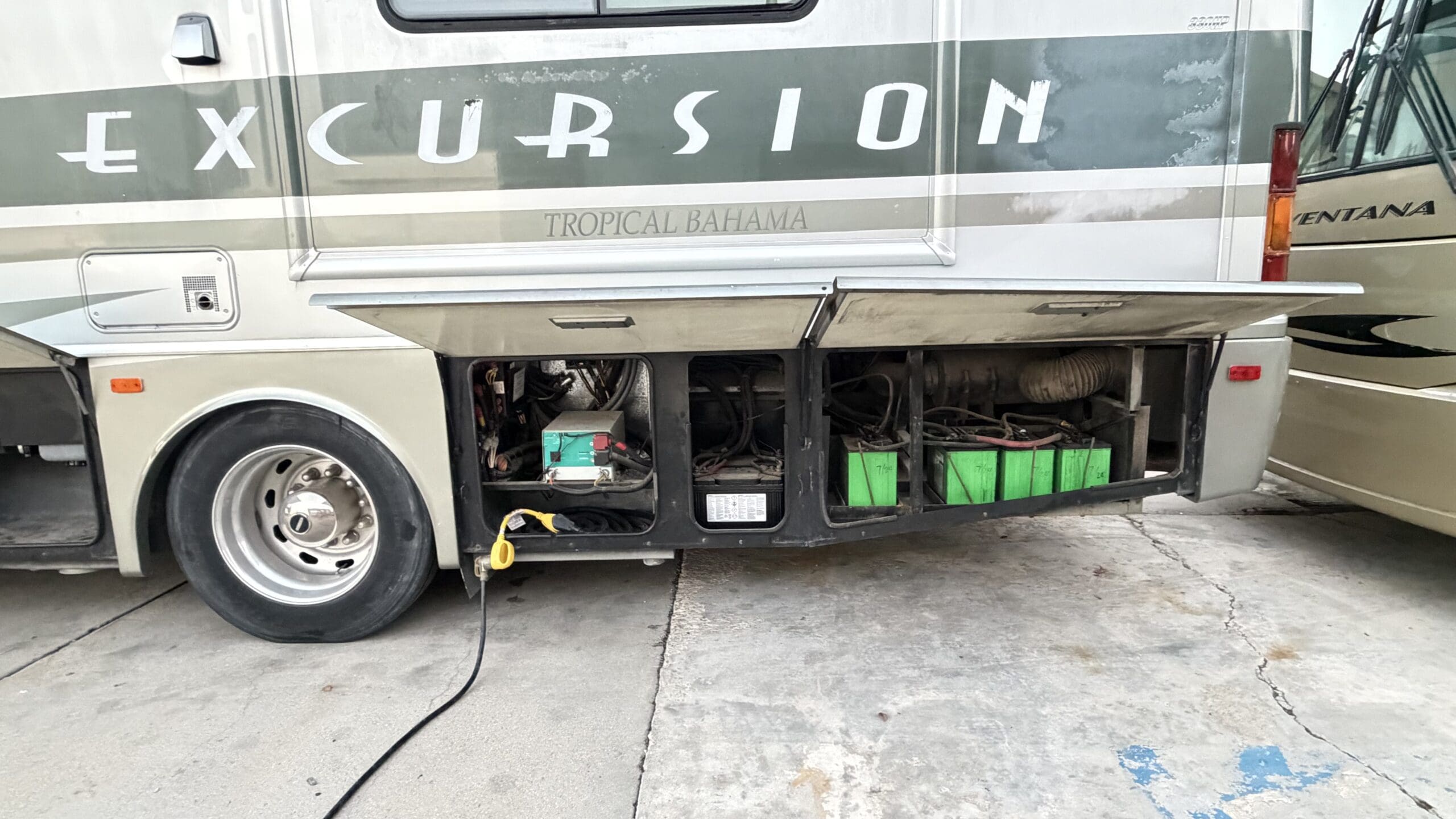 2003 Fleetwood Excursion 39L Pusher with 4 Slides - Image 5