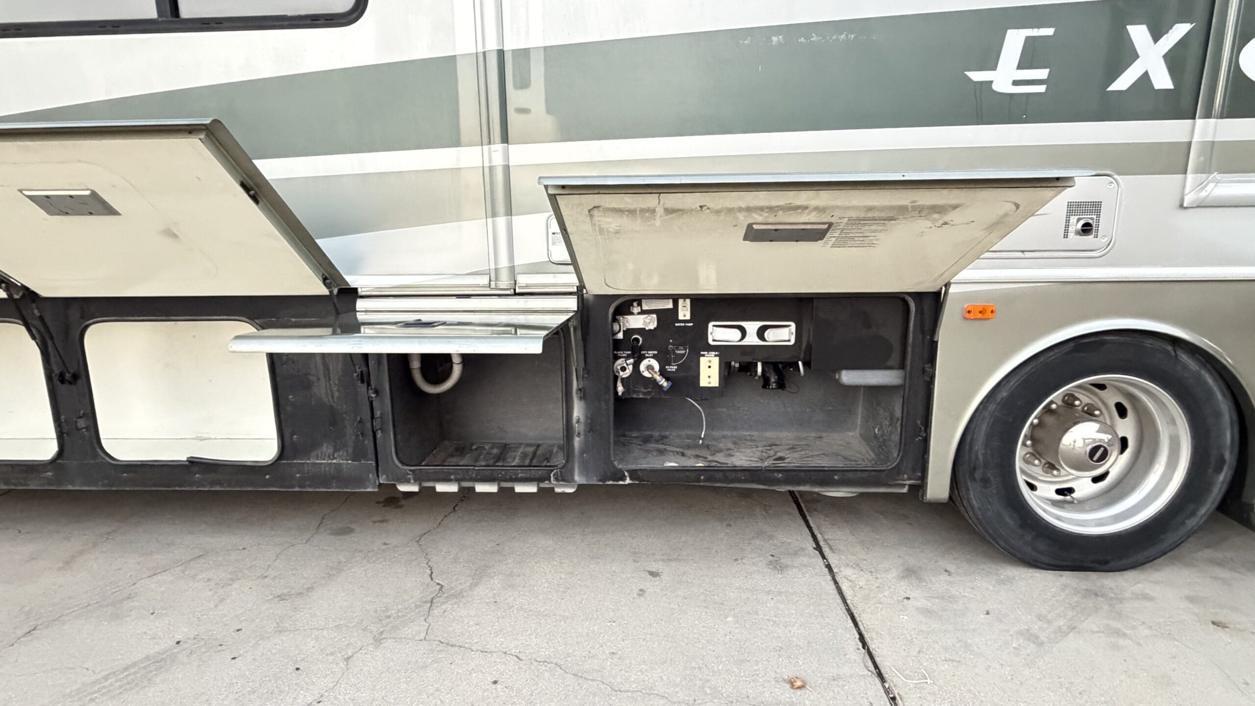 2003 Fleetwood Excursion 39L Pusher with 4 Slides - Image 6