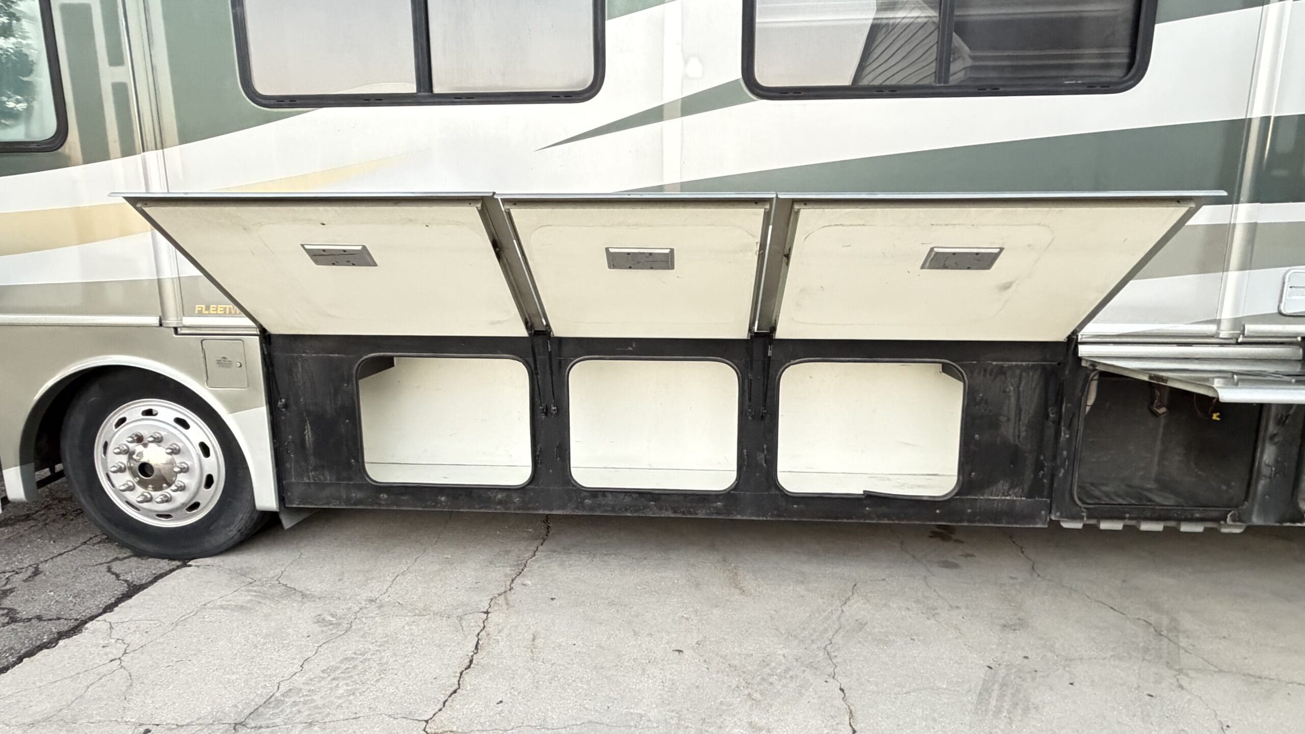 2003 Fleetwood Excursion 39L Pusher with 4 Slides - Image 7