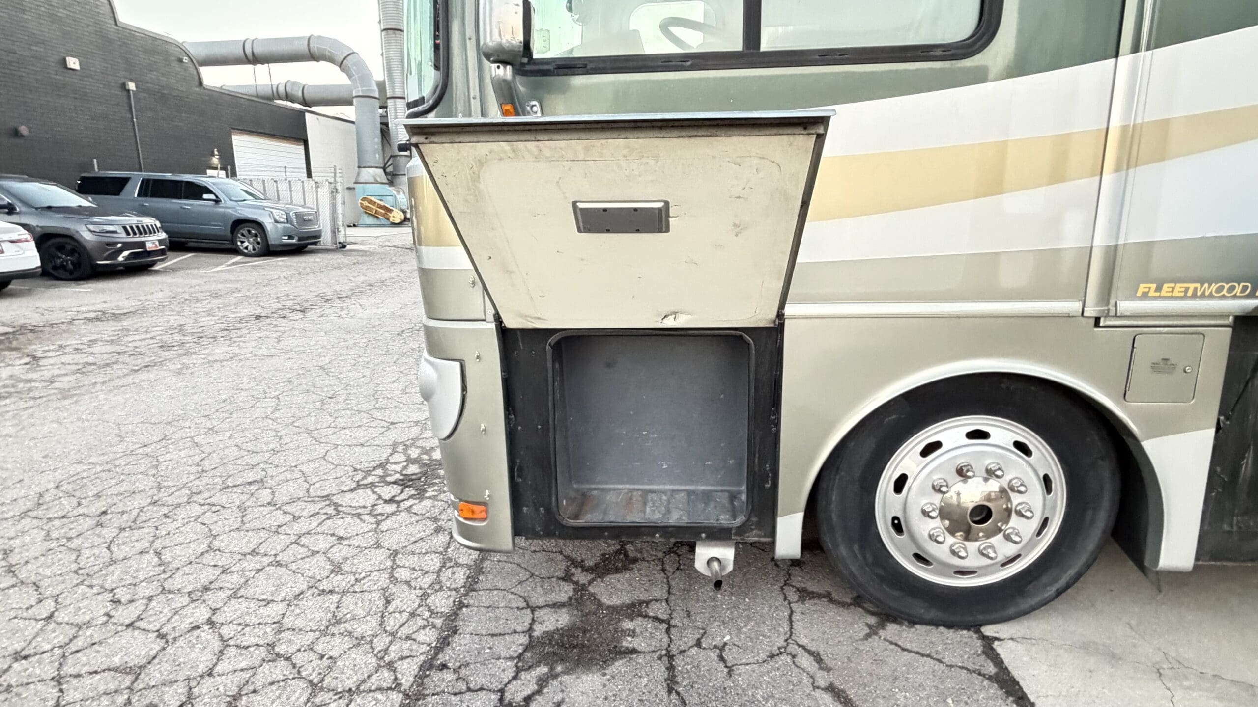 2003 Fleetwood Excursion 39L Pusher with 4 Slides - Image 8