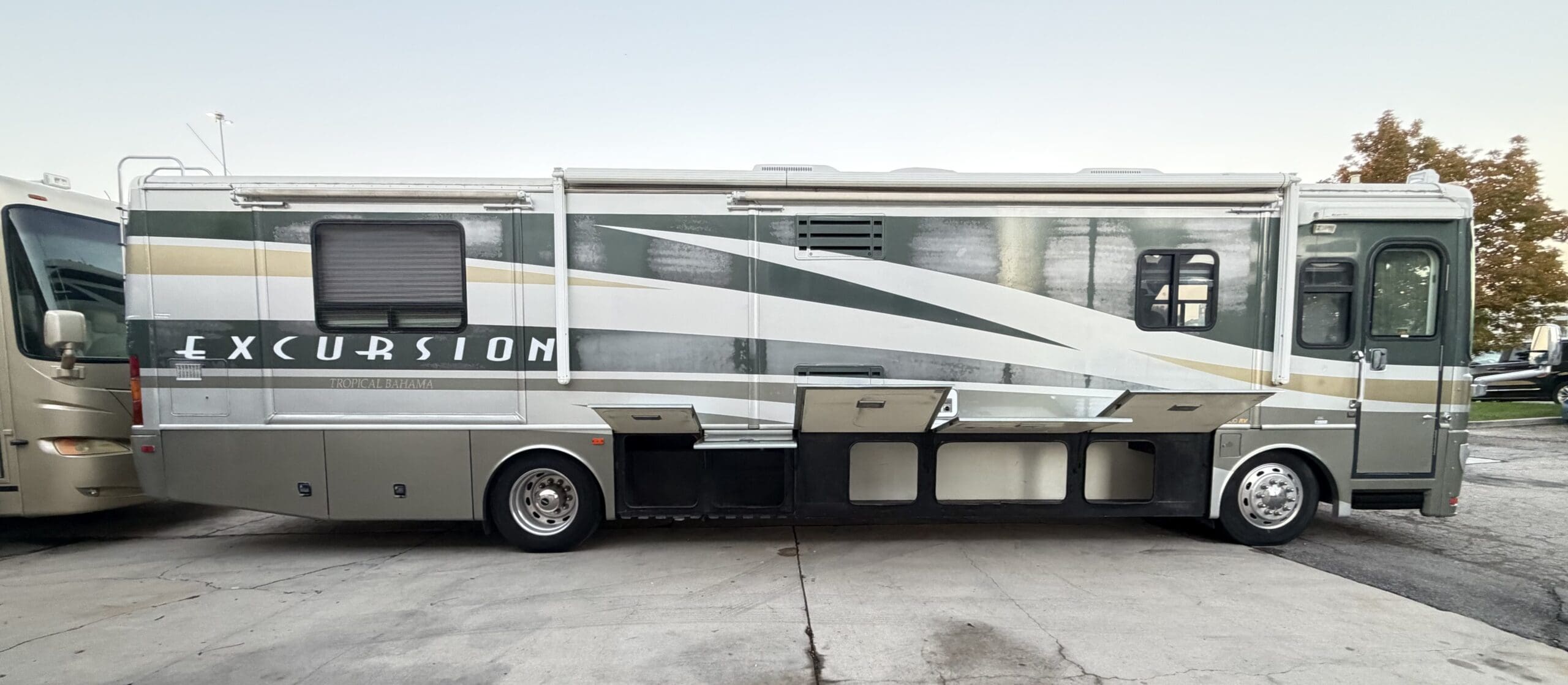 2003 Fleetwood Excursion 39L Pusher with 4 Slides - Image 13
