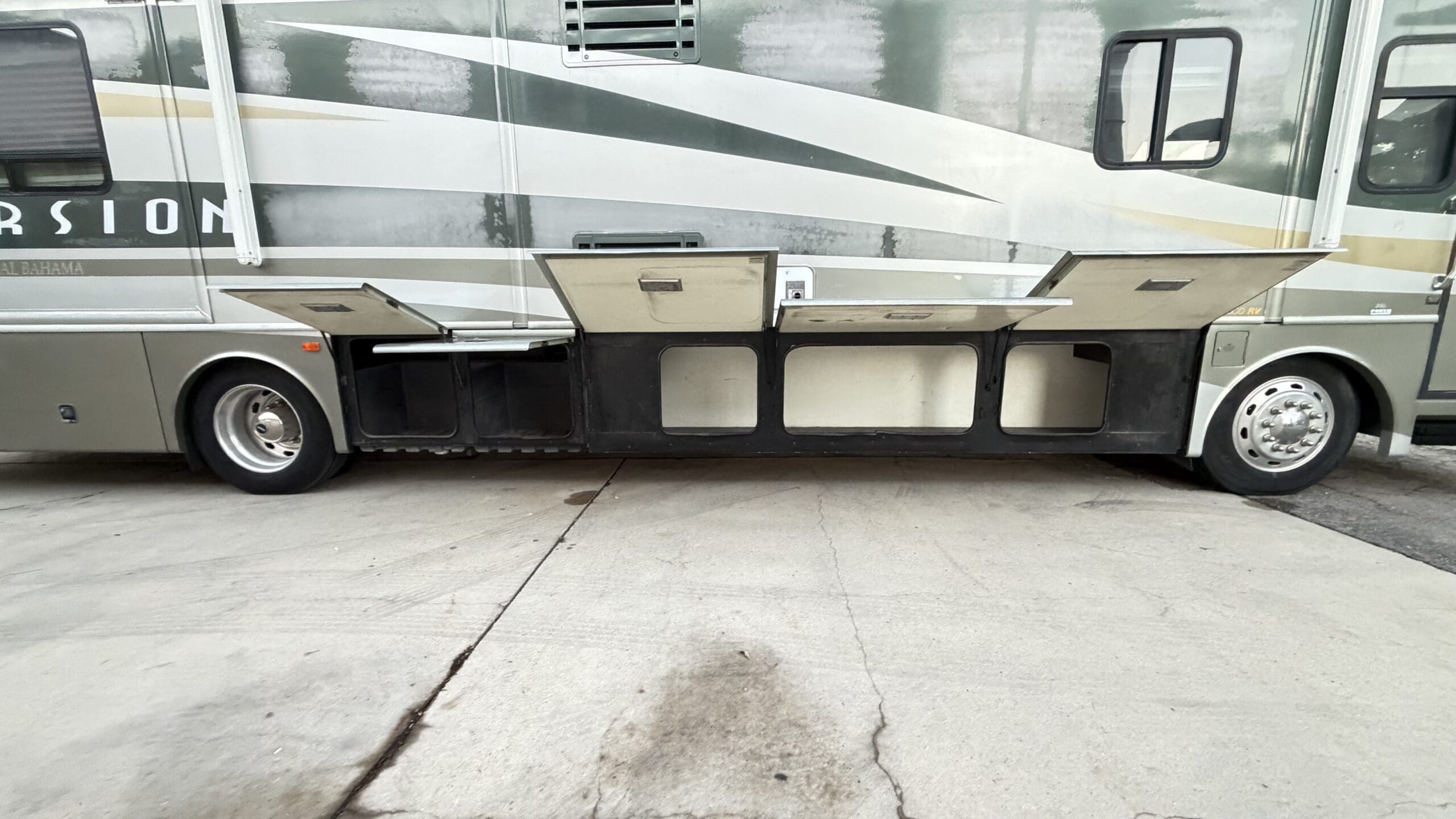 2003 Fleetwood Excursion 39L Pusher with 4 Slides - Image 14