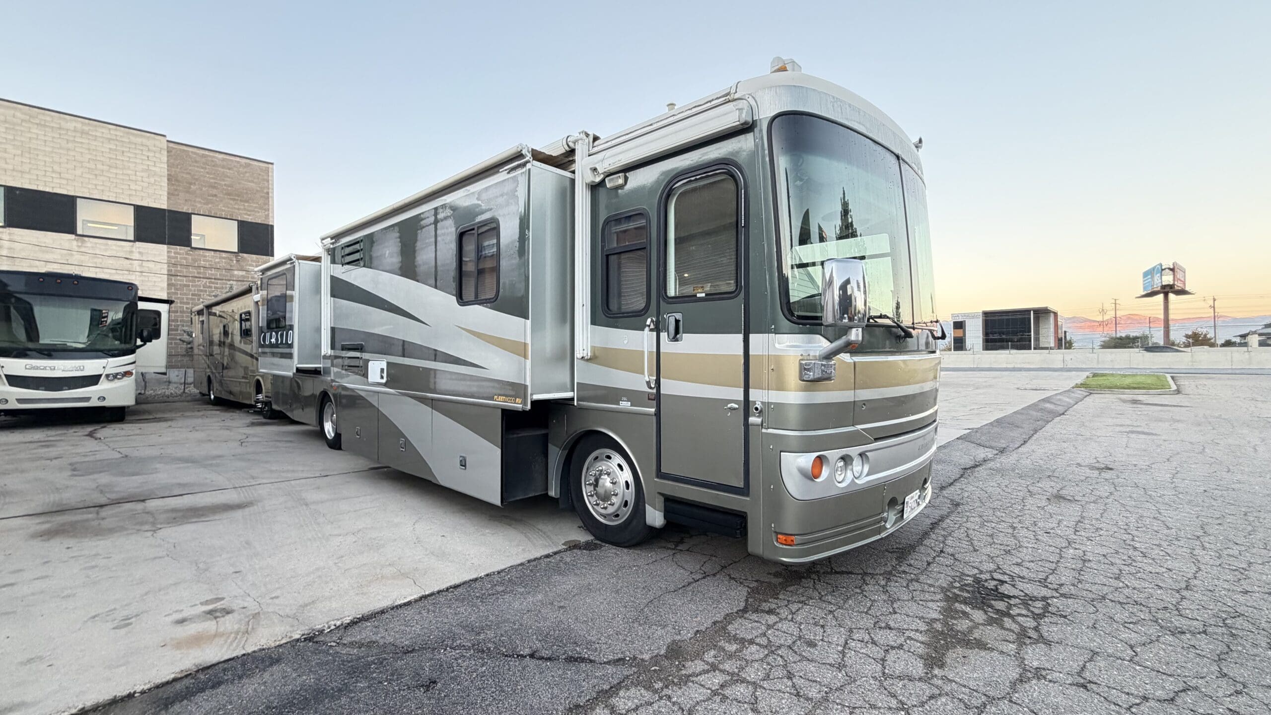 2003 Fleetwood Excursion 39L Pusher with 4 Slides - Image 11