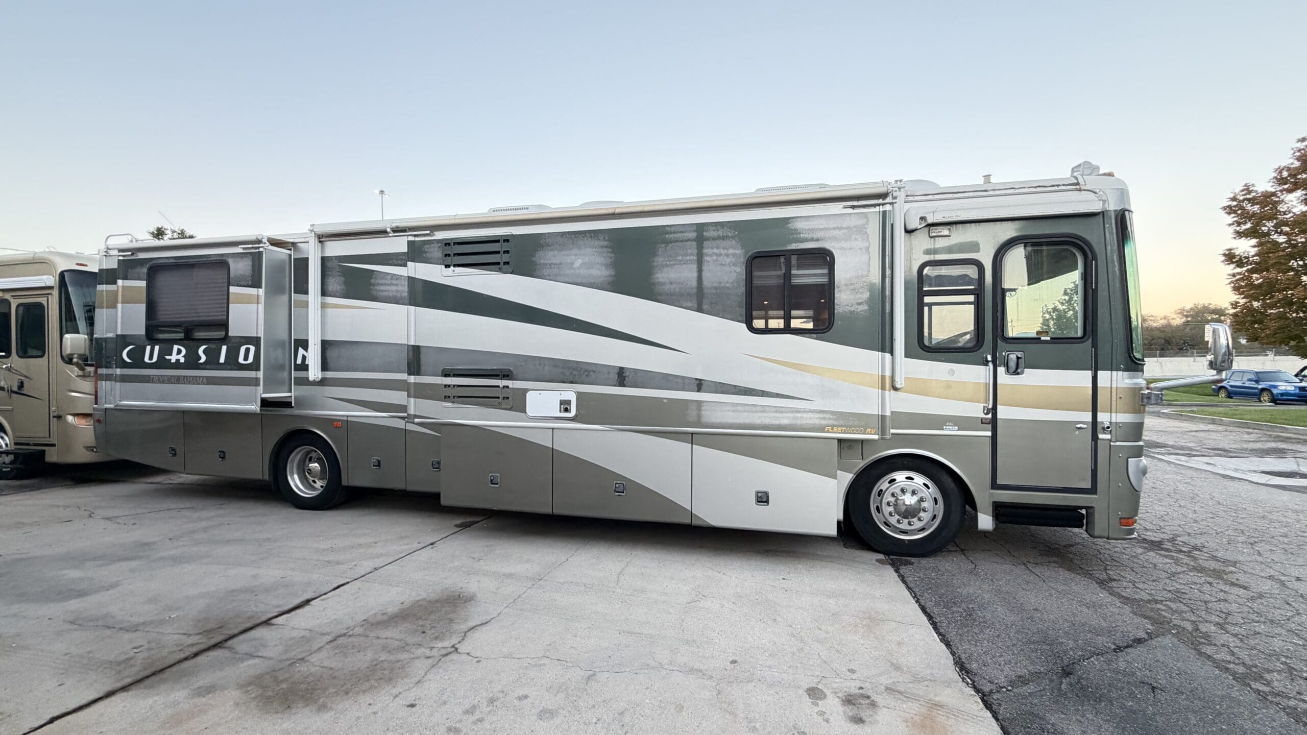 2003 Fleetwood Excursion 39L Pusher with 4 Slides - Image 12