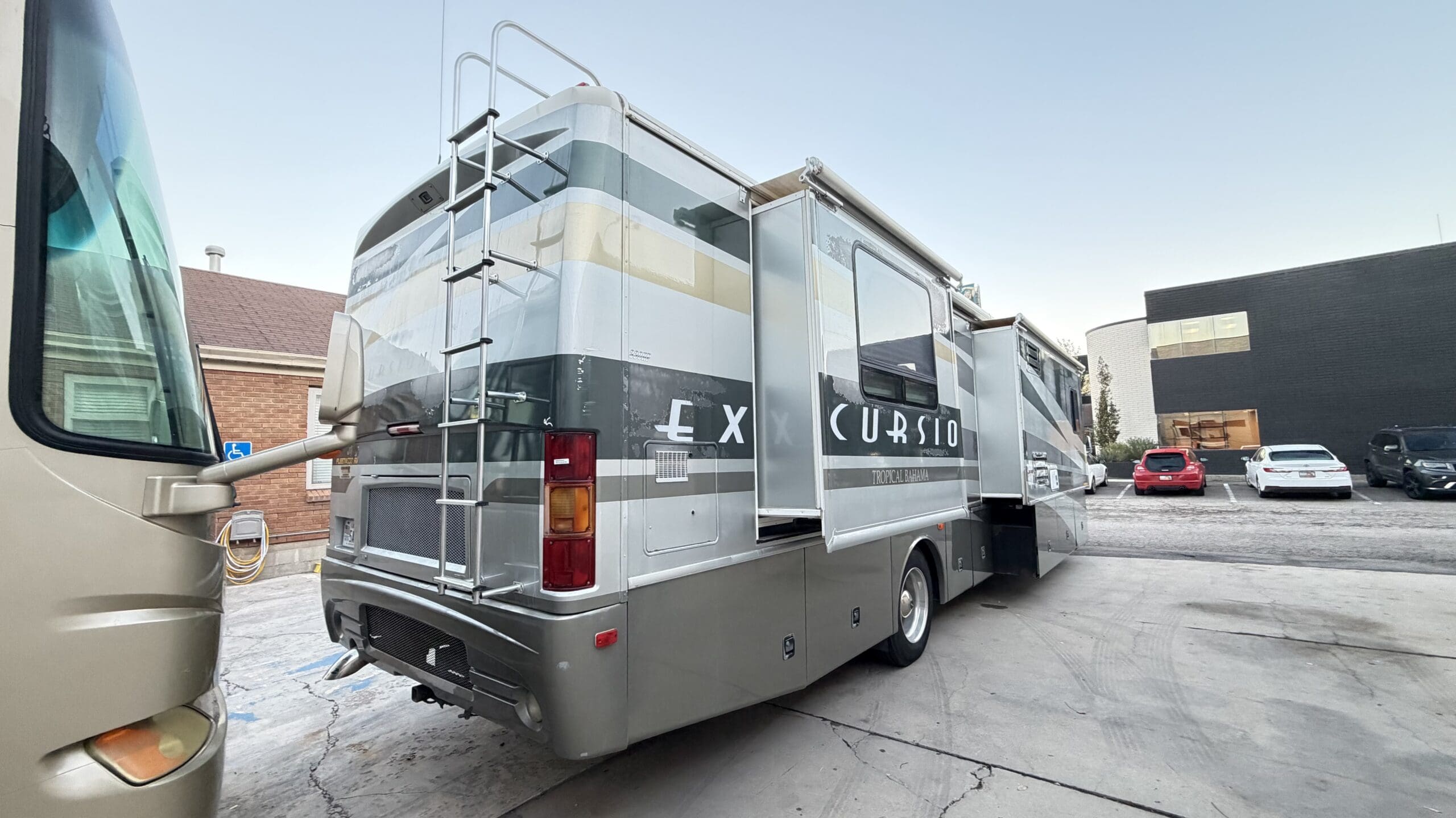 2003 Fleetwood Excursion 39L Pusher with 4 Slides - Image 15