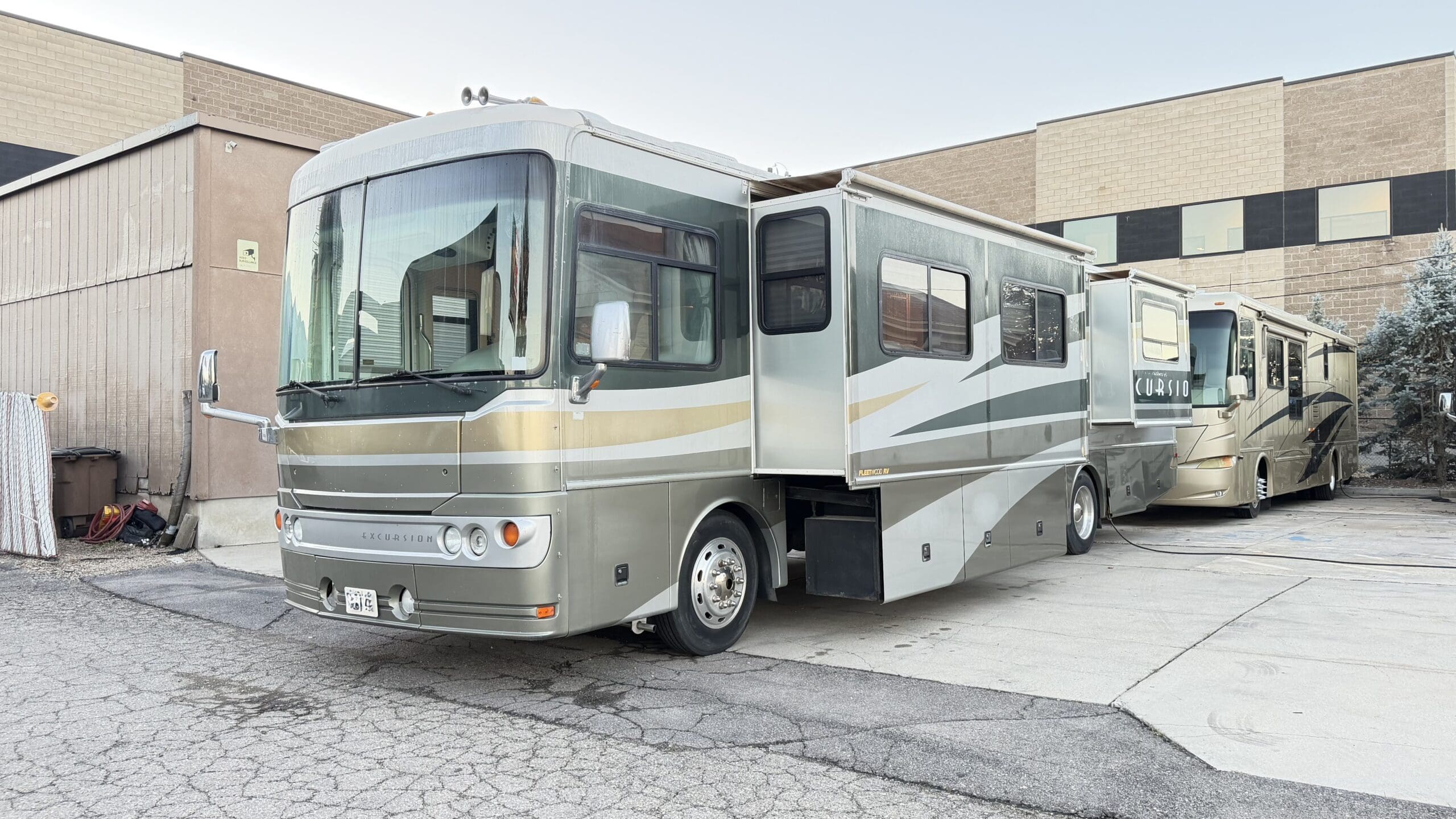 2003 Fleetwood Excursion 39L Pusher with 4 Slides