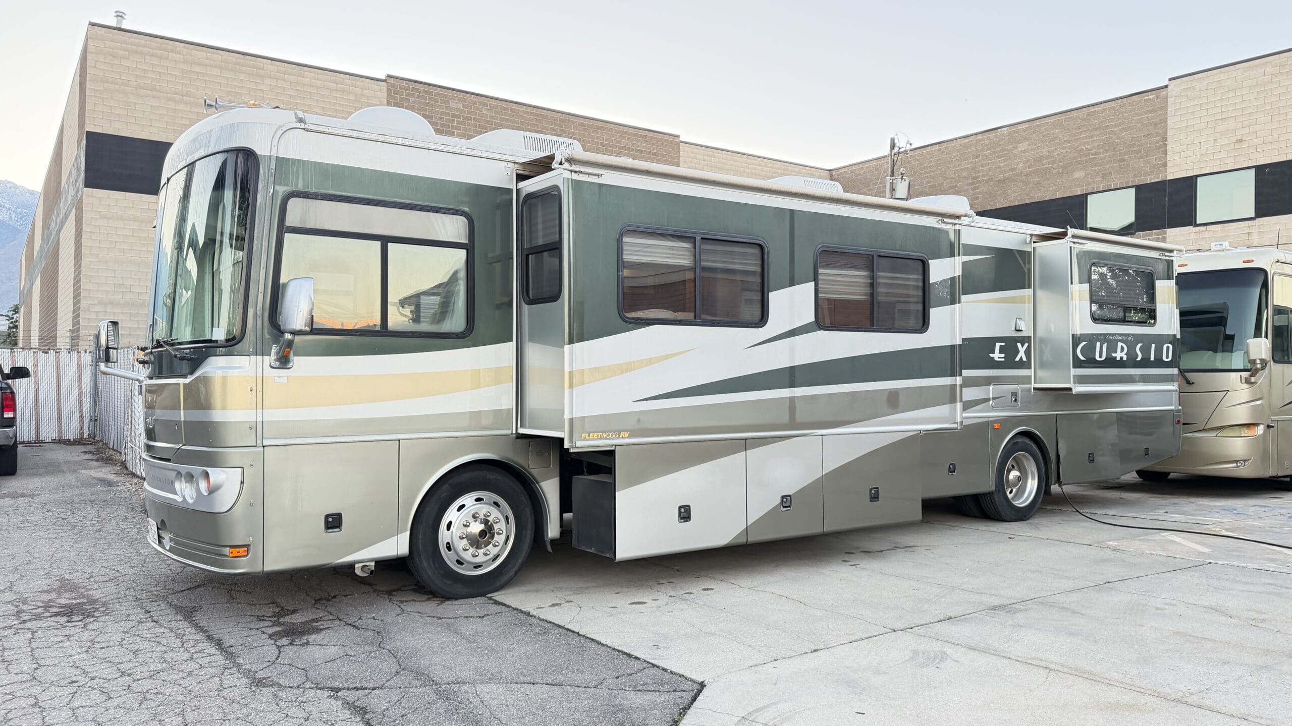 2003 Fleetwood Excursion 39L Pusher with 4 Slides - Image 2