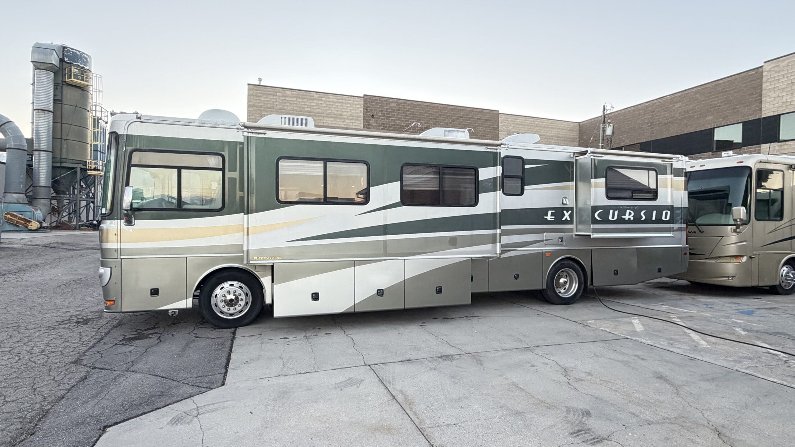 2003 Fleetwood Excursion 39L Pusher with 4 Slides - Image 3
