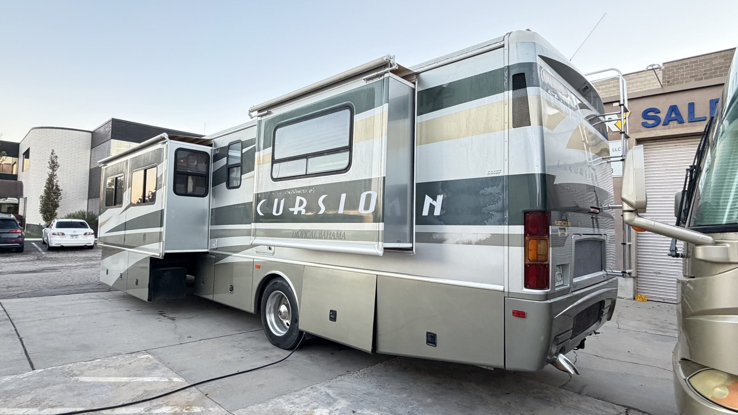 2003 Fleetwood Excursion 39L Pusher with 4 Slides - Image 9