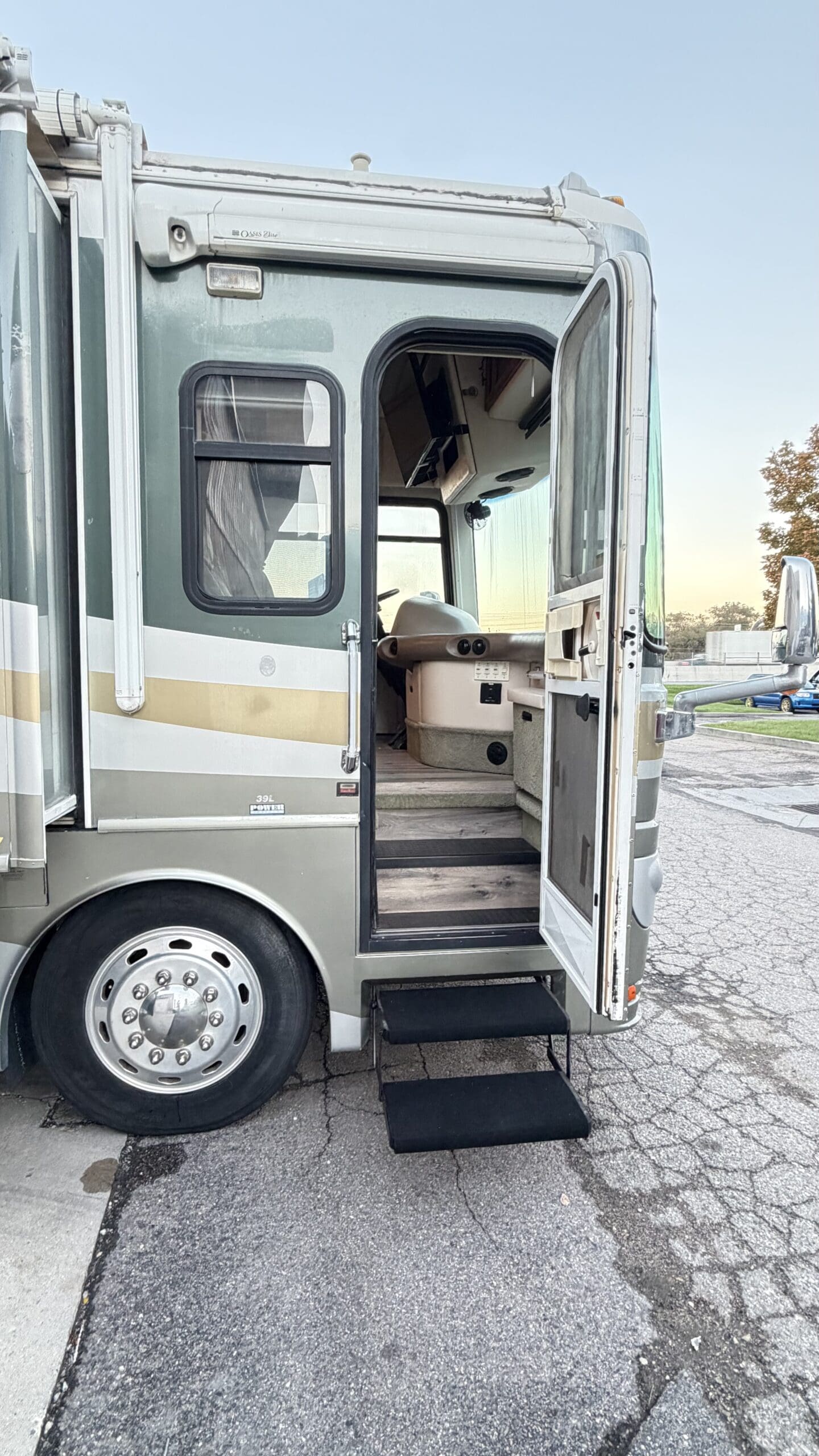 2003 Fleetwood Excursion 39L Pusher with 4 Slides - Image 16