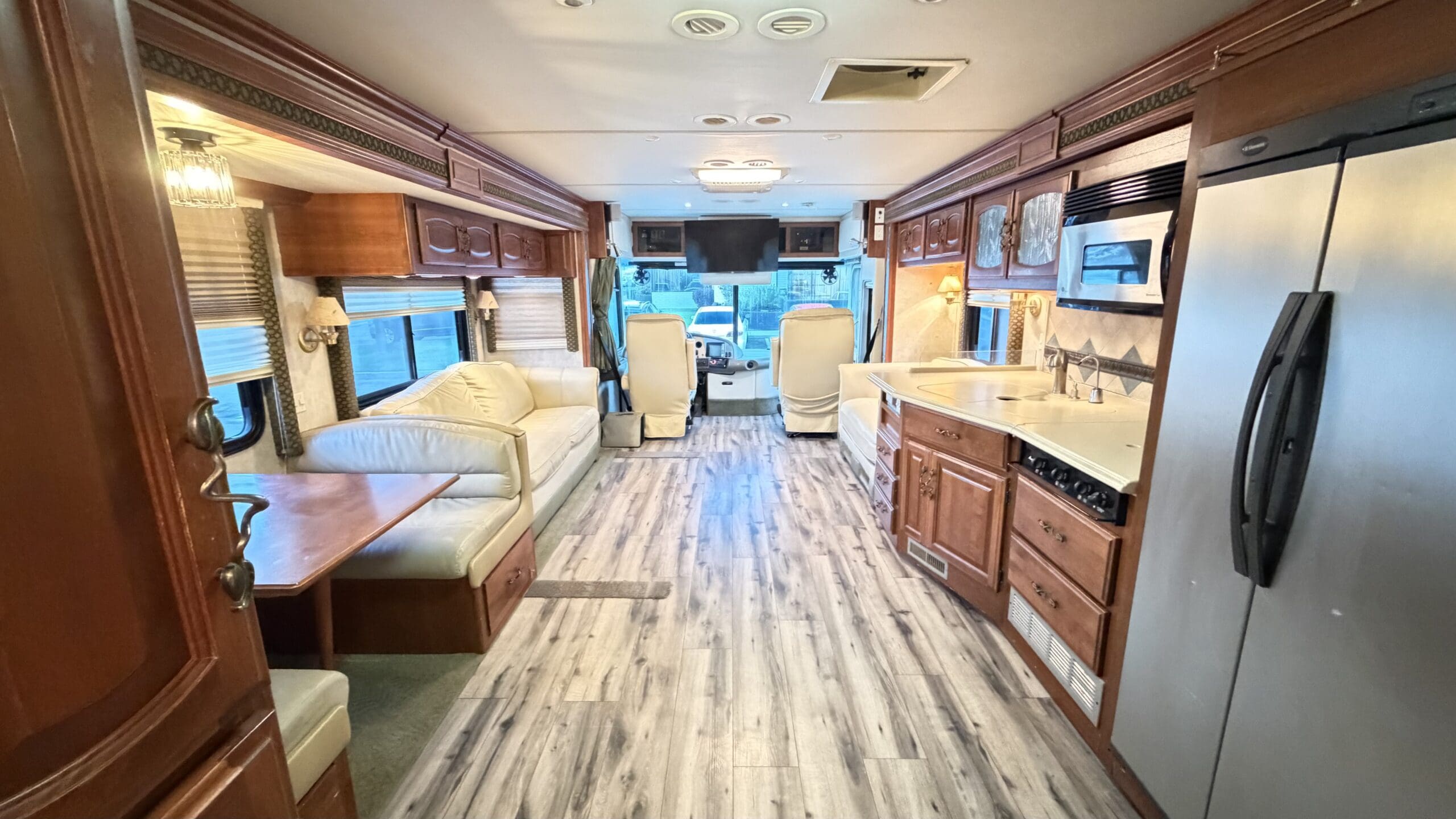 2003 Fleetwood Excursion 39L Pusher with 4 Slides - Image 17