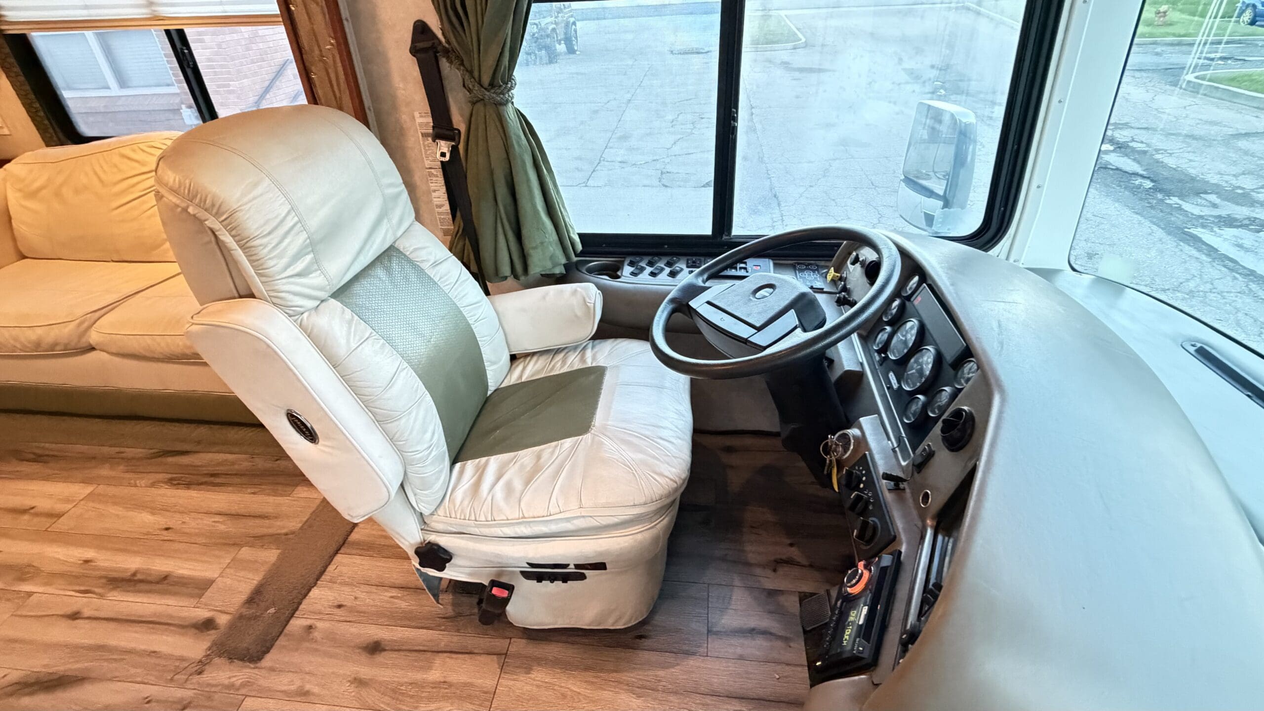 2003 Fleetwood Excursion 39L Pusher with 4 Slides - Image 25