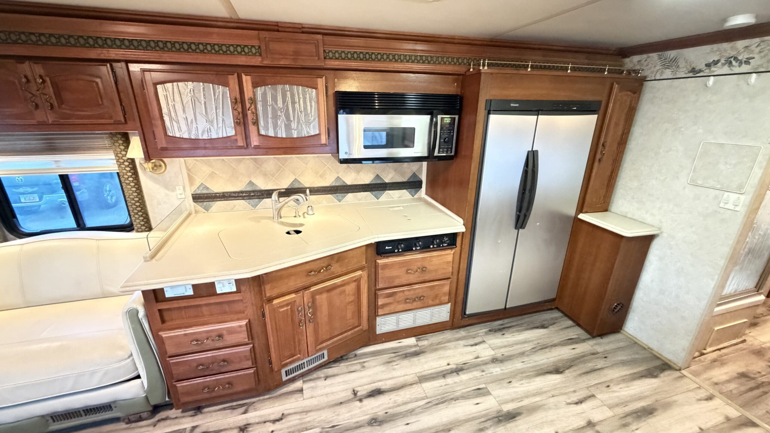 2003 Fleetwood Excursion 39L Pusher with 4 Slides - Image 30