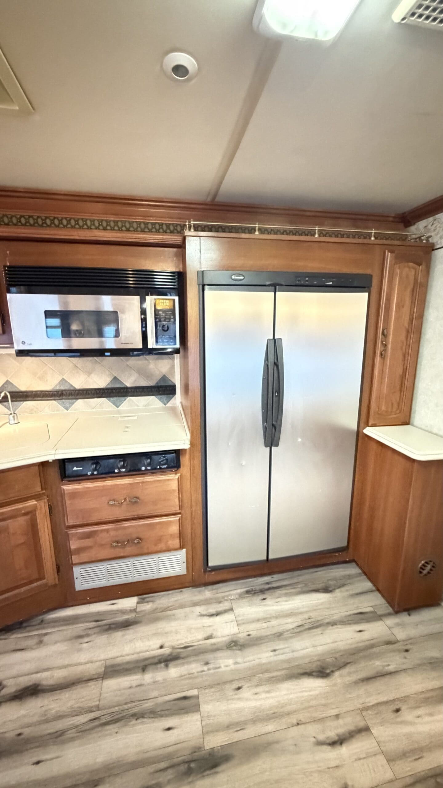 2003 Fleetwood Excursion 39L Pusher with 4 Slides - Image 31