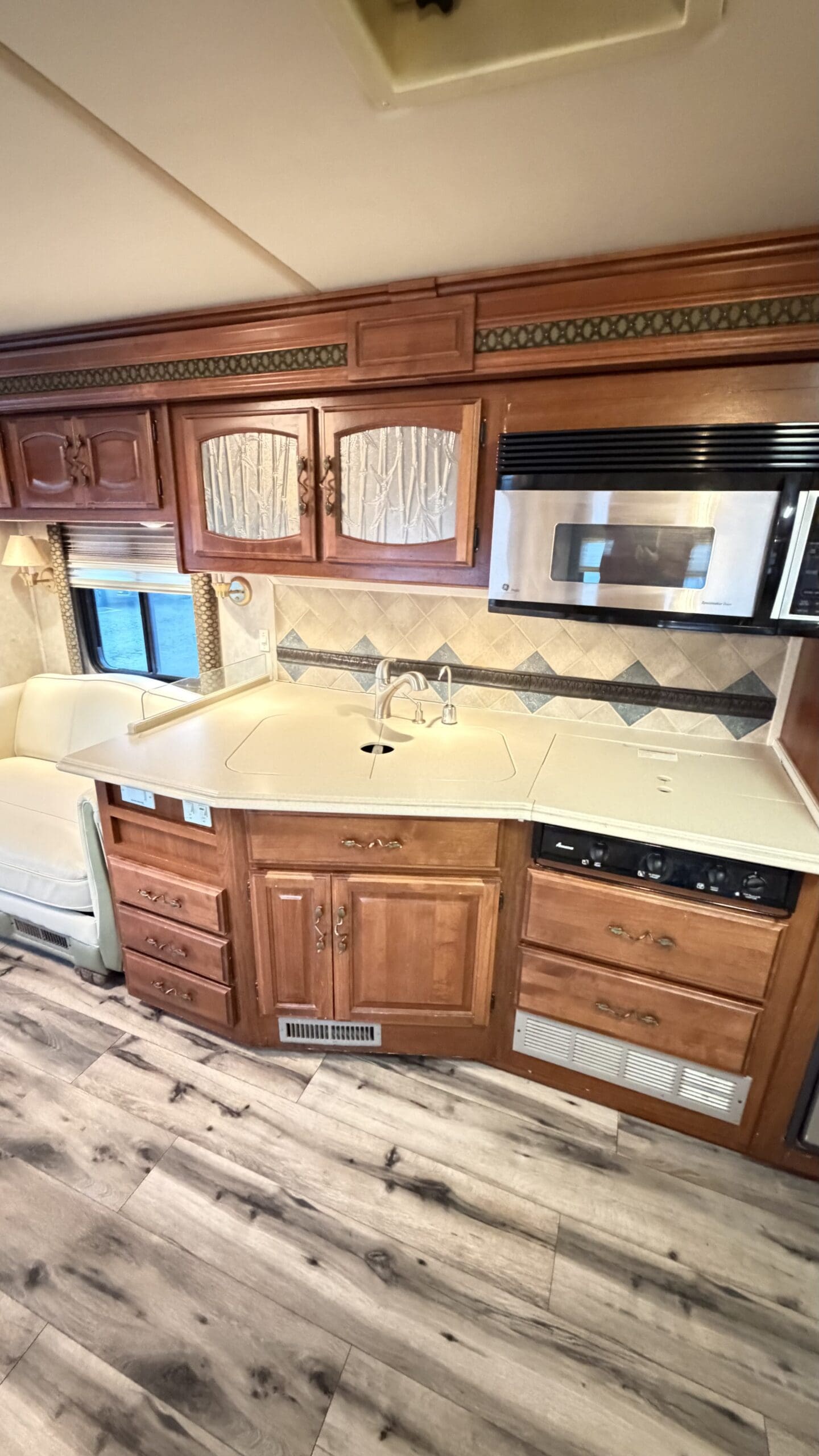 2003 Fleetwood Excursion 39L Pusher with 4 Slides - Image 32