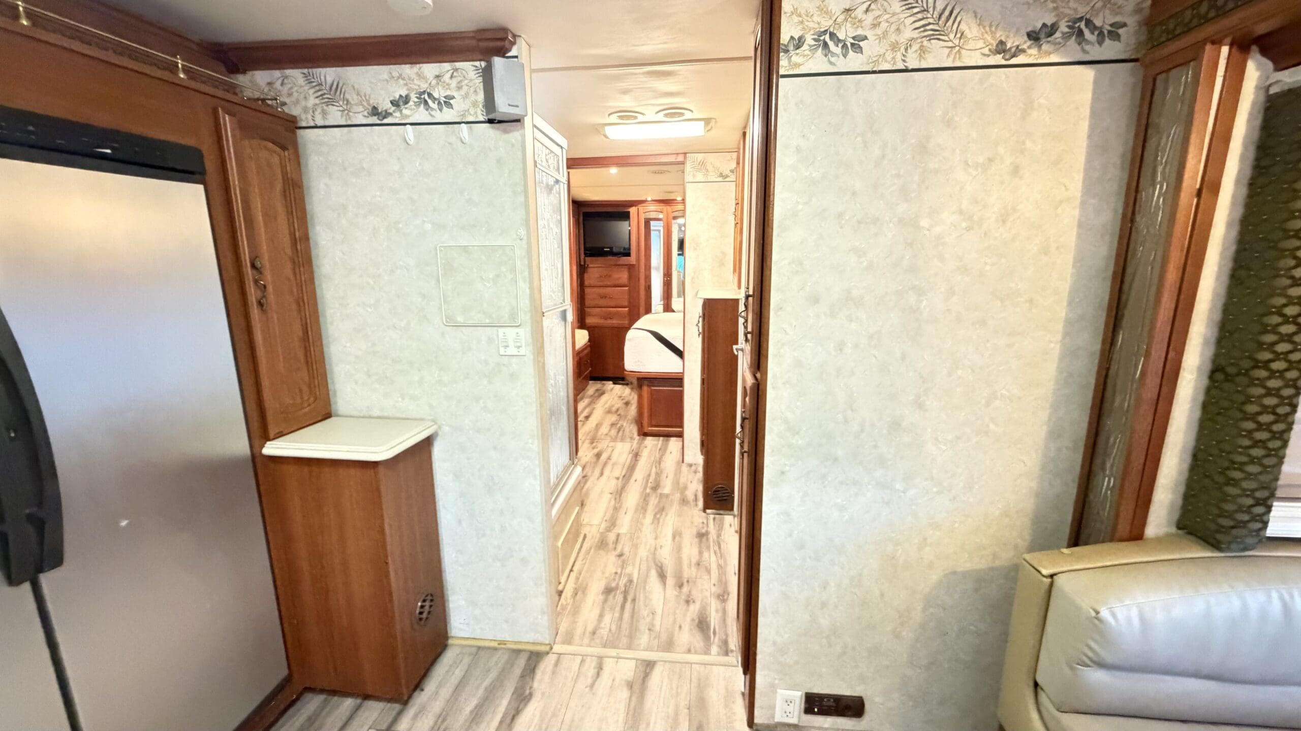 2003 Fleetwood Excursion 39L Pusher with 4 Slides - Image 33