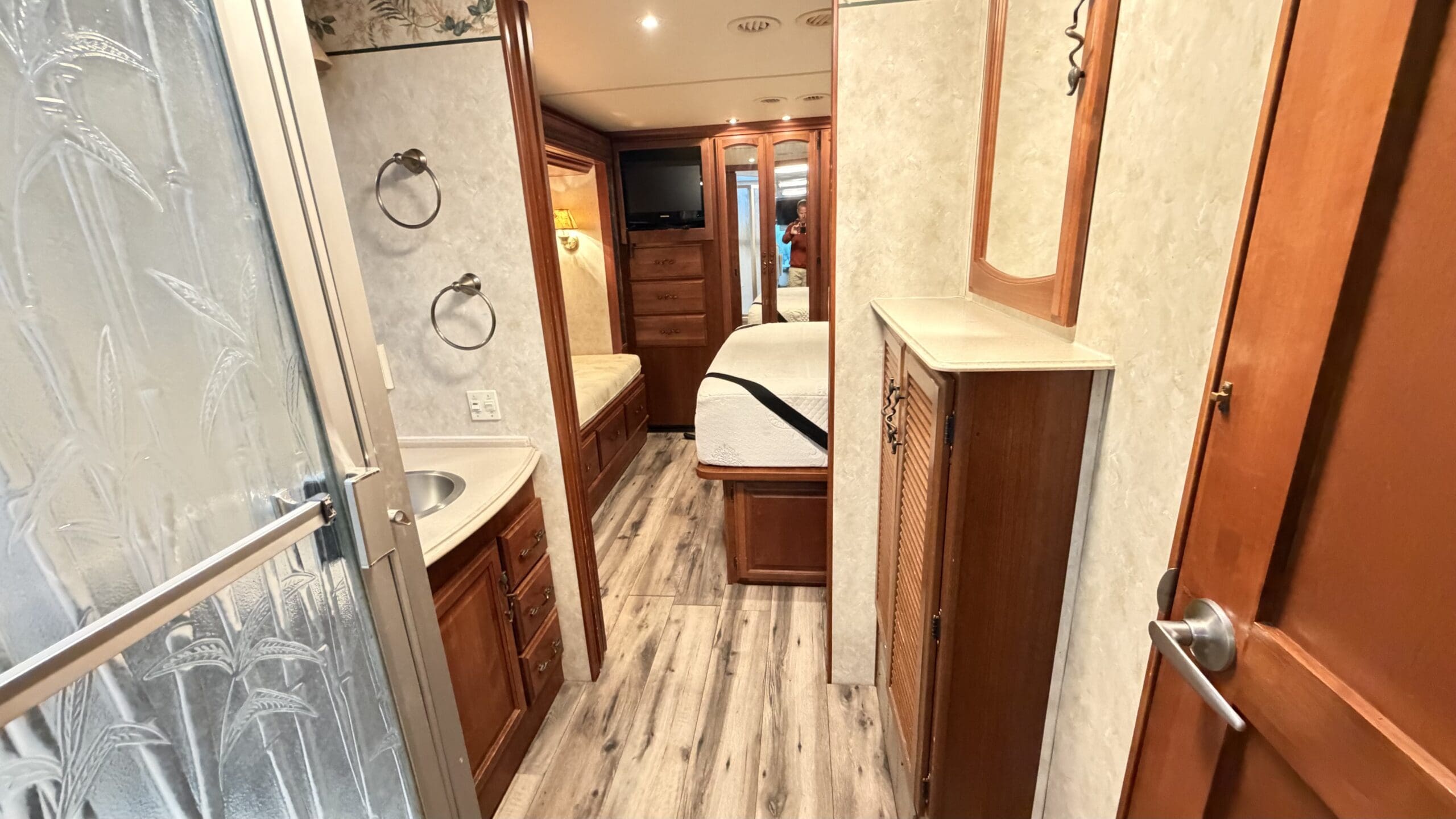 2003 Fleetwood Excursion 39L Pusher with 4 Slides - Image 34