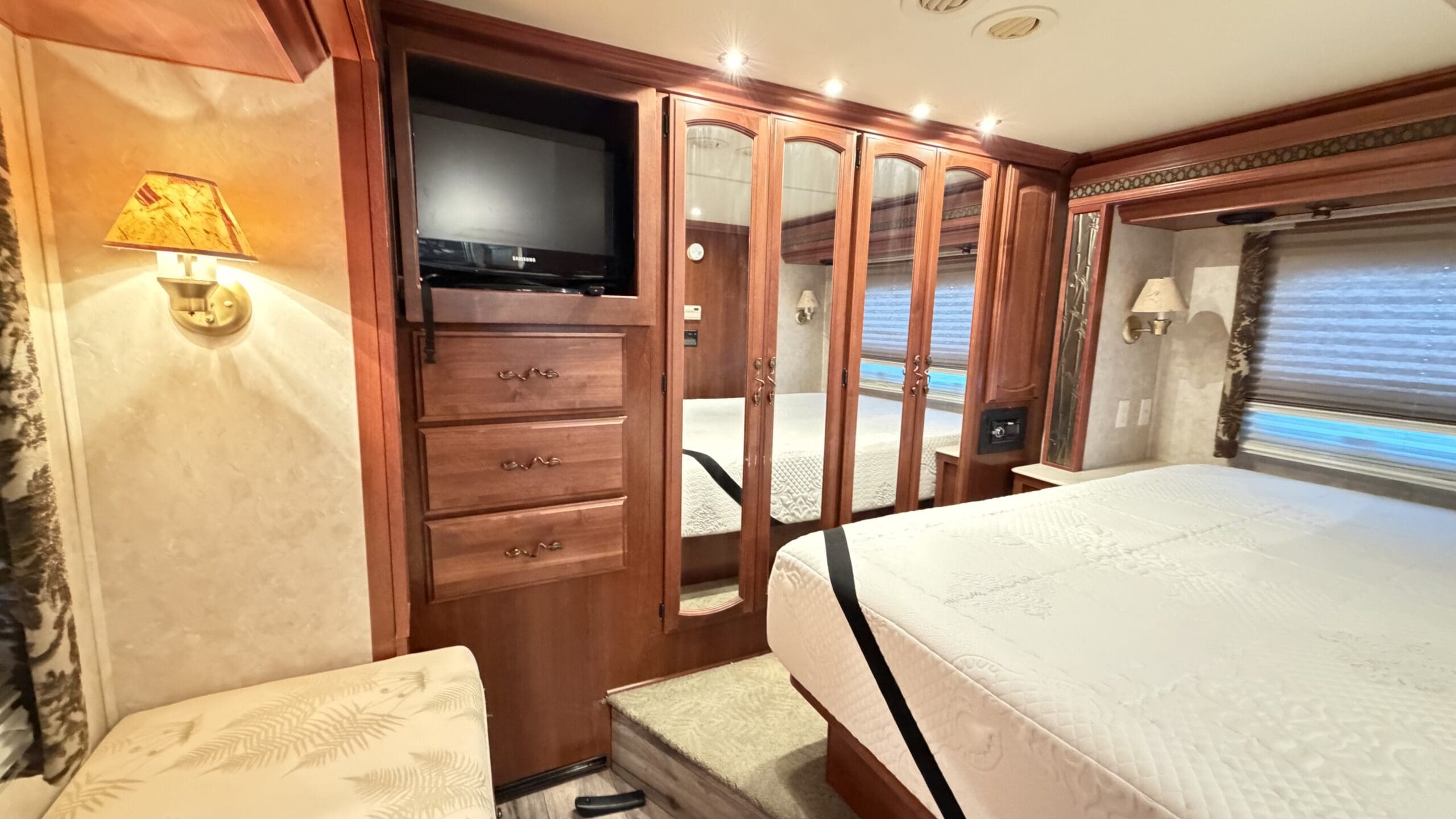 2003 Fleetwood Excursion 39L Pusher with 4 Slides - Image 37