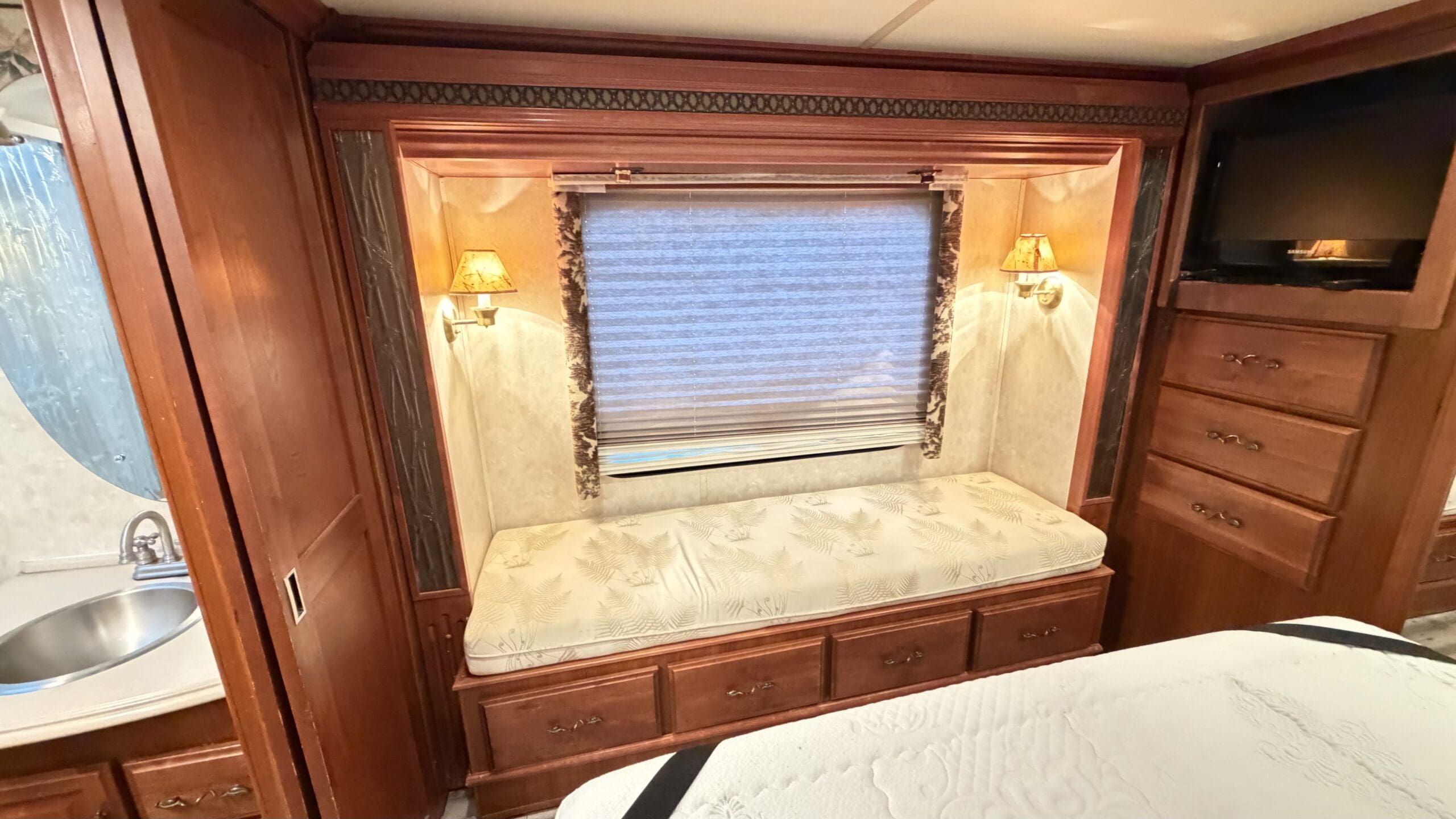2003 Fleetwood Excursion 39L Pusher with 4 Slides - Image 38