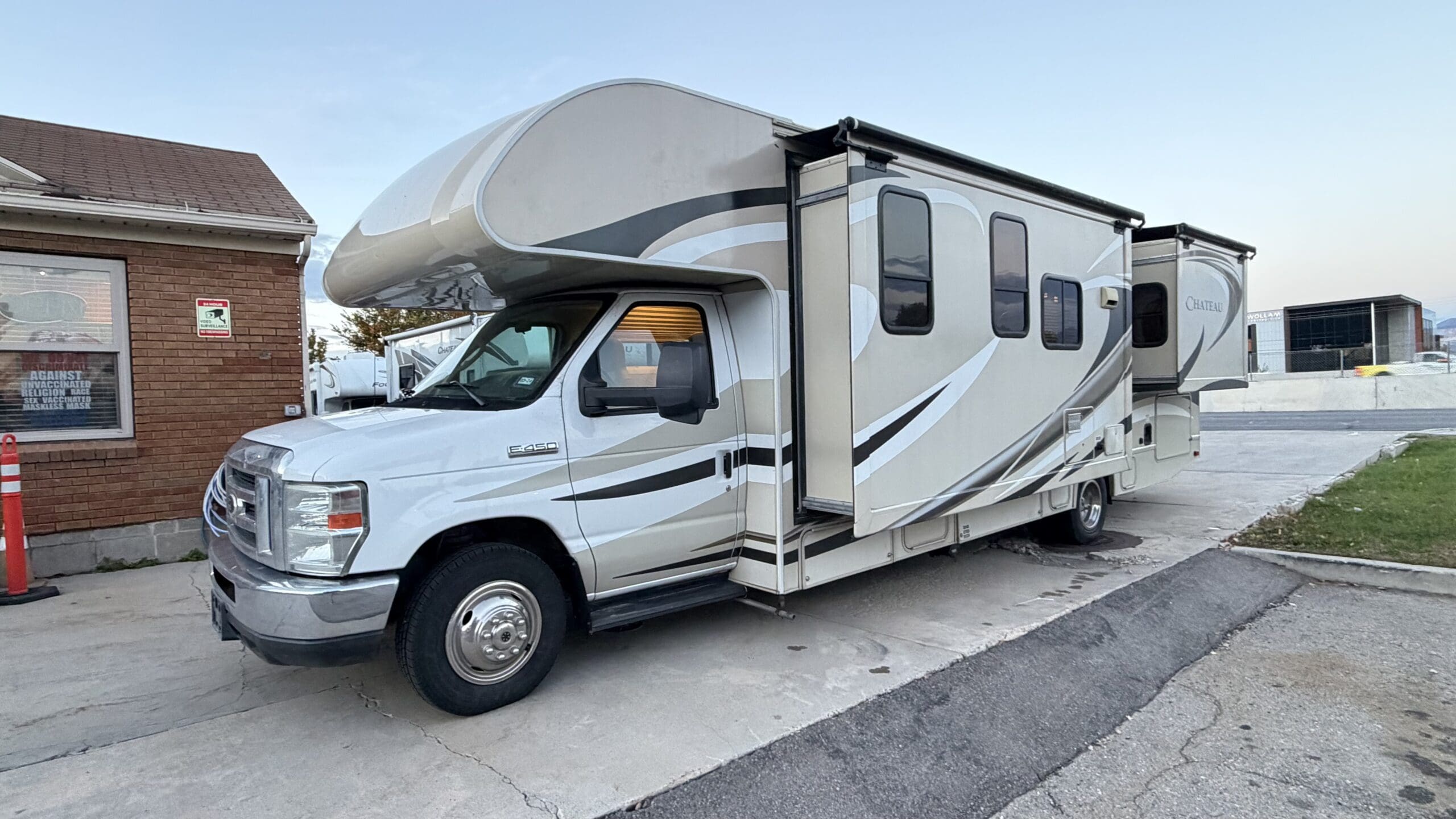 2016 Thor Chateau 29G Class C with 2 Slides