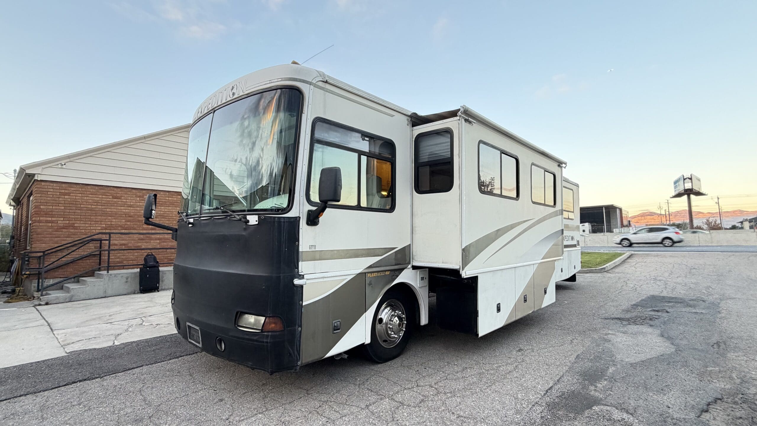2003 Fleetwood Expedition 36T pusher with 2 slides